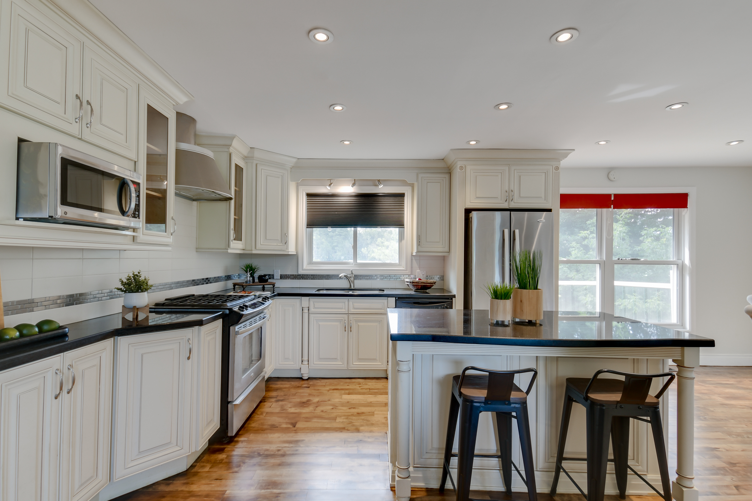 30 Taylor Rd, Bracebridge, Ontario  P1L 1J6 - Photo 2 - X12346062	